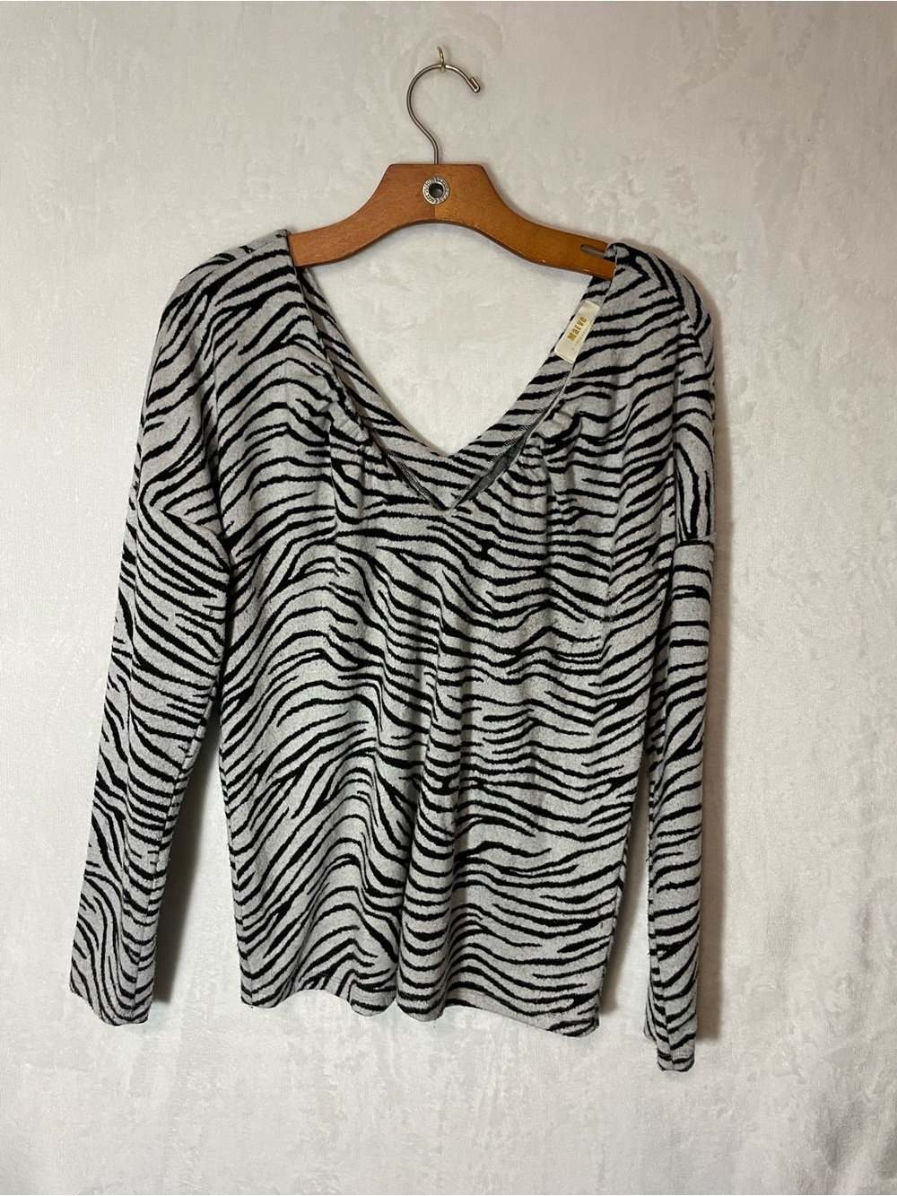 Maeve by Anthropologie Black & White Zebra-Print V-Neck Long Sleeve Top